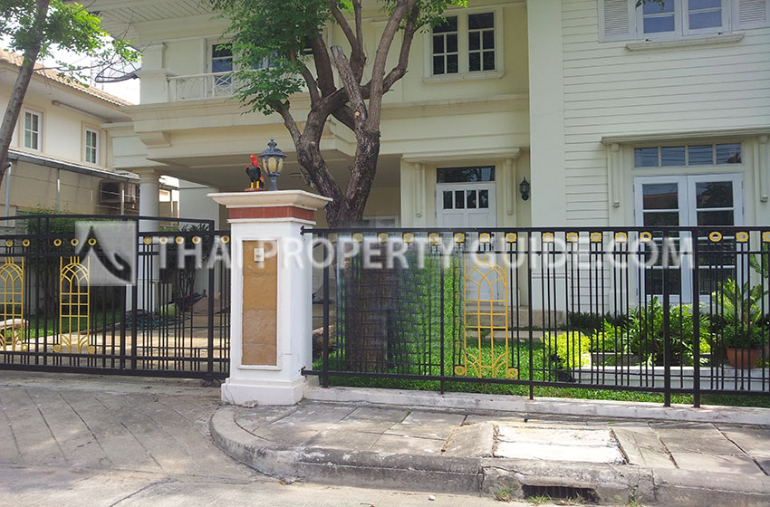 House with Shared Pool in Ramkhamhaeng