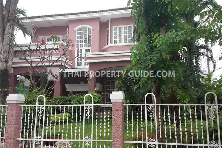House with Shared Pool for rent in Srinakarin