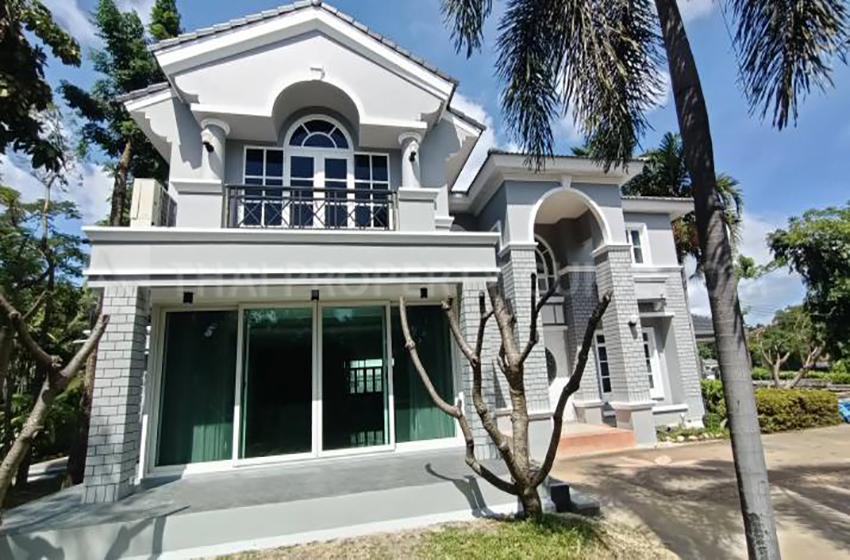 House with Shared Pool in Srinakarin 