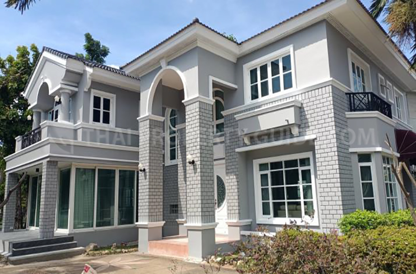 House with Shared Pool in Srinakarin 