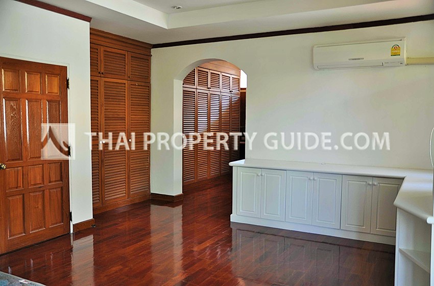 House with Shared Pool in Srinakarin 