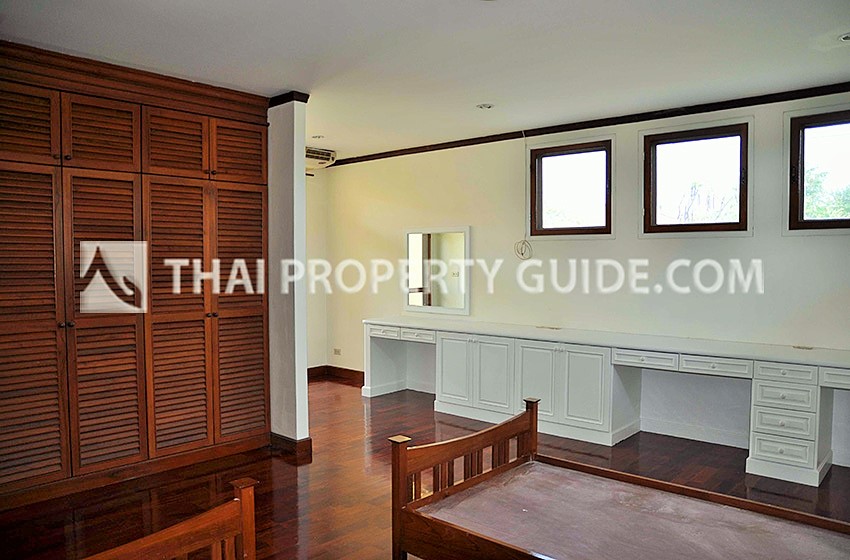 House with Shared Pool in Srinakarin 