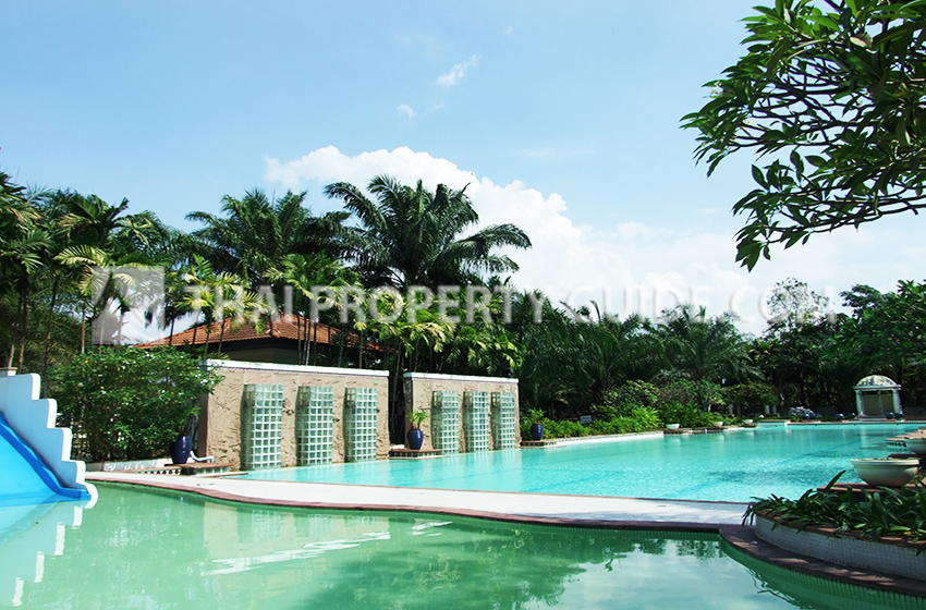 House with Shared Pool in Srinakarin 