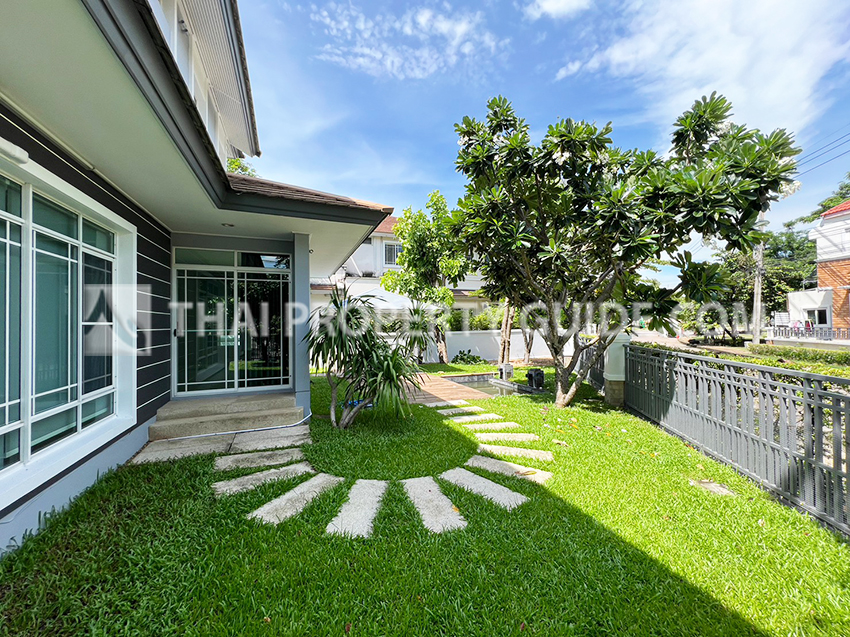 House with Shared Pool in Srinakarin 