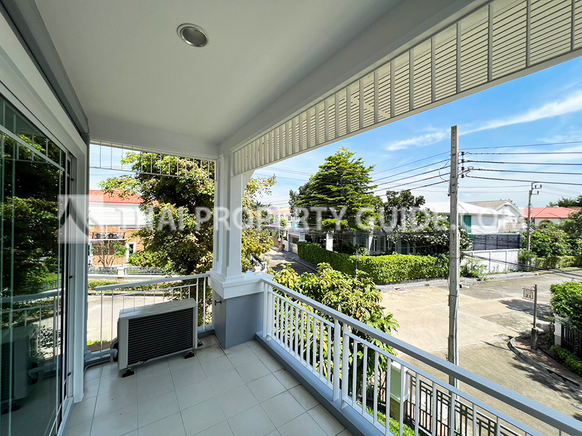 House with Shared Pool in Srinakarin 