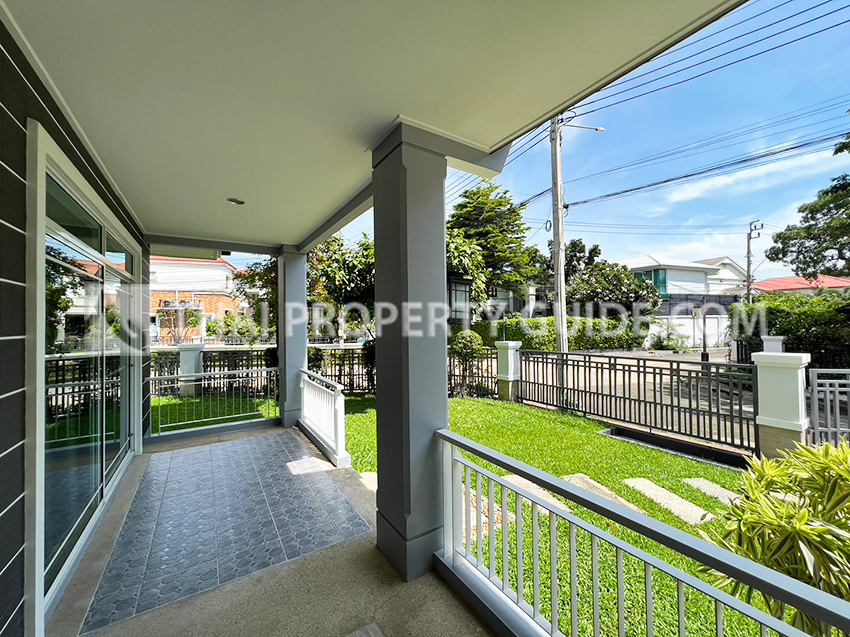 House with Shared Pool in Srinakarin 