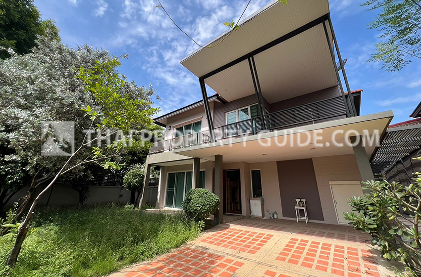 House with Shared Pool in Srinakarin