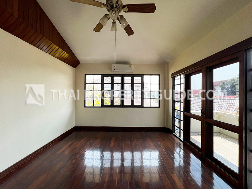 House with Shared Pool in Srinakarin 