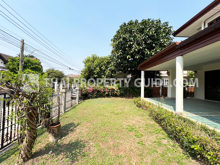 House with Shared Pool in Srinakarin 