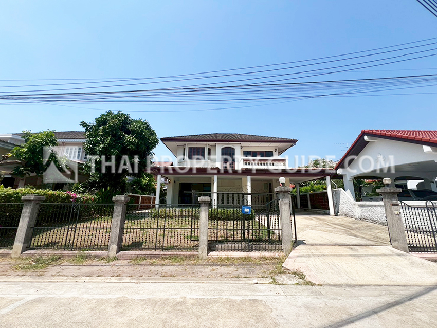 House with Shared Pool for rent in Srinakarin