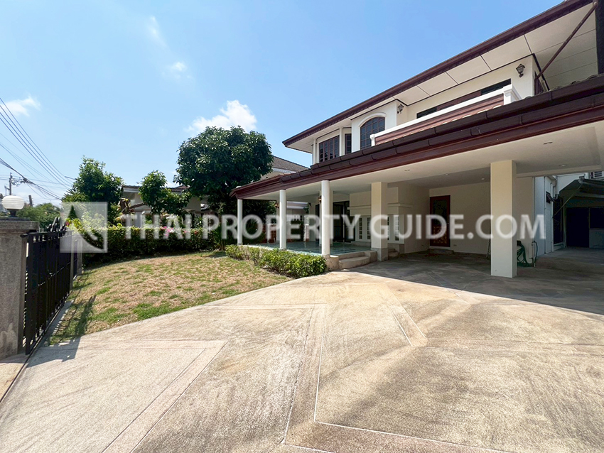 House with Shared Pool in Srinakarin 