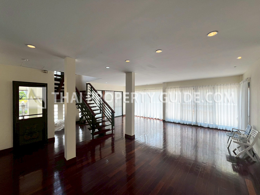 House with Shared Pool in Srinakarin 