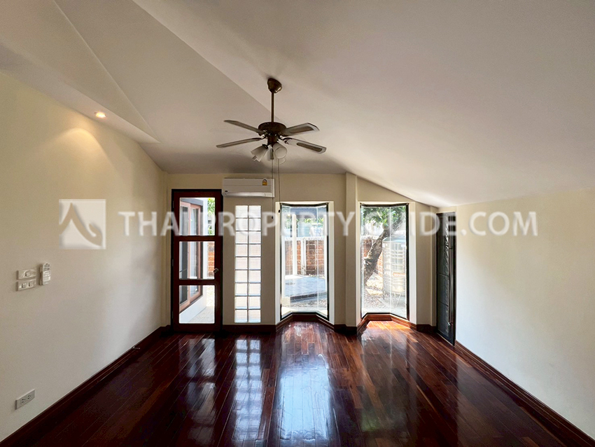 House with Shared Pool in Srinakarin 