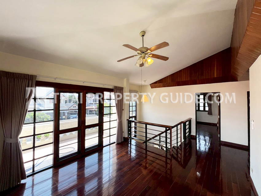 House with Shared Pool in Srinakarin 