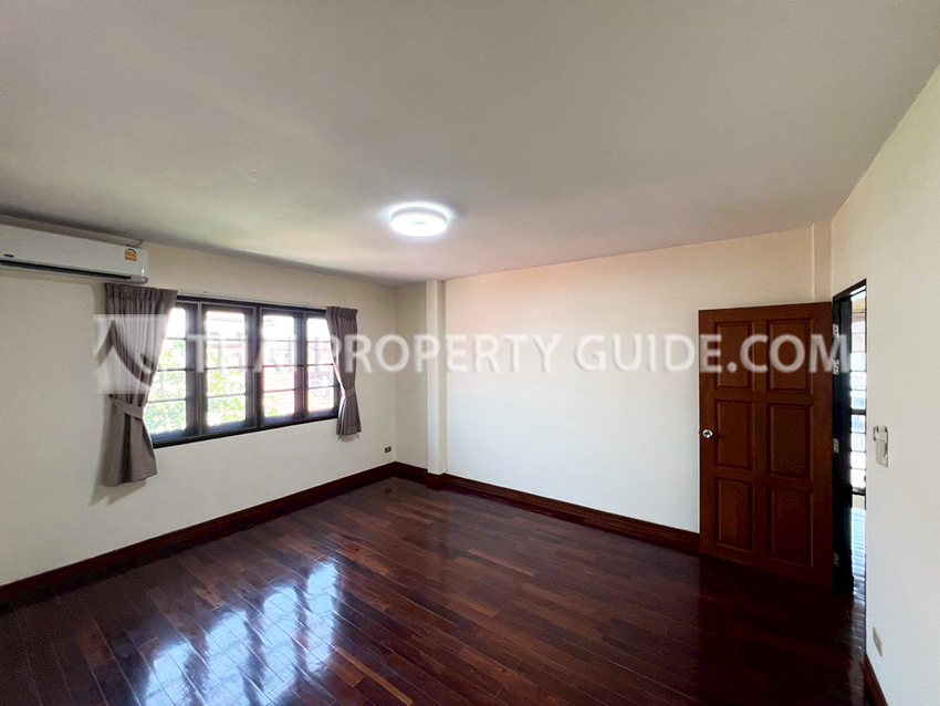 House with Shared Pool in Srinakarin 