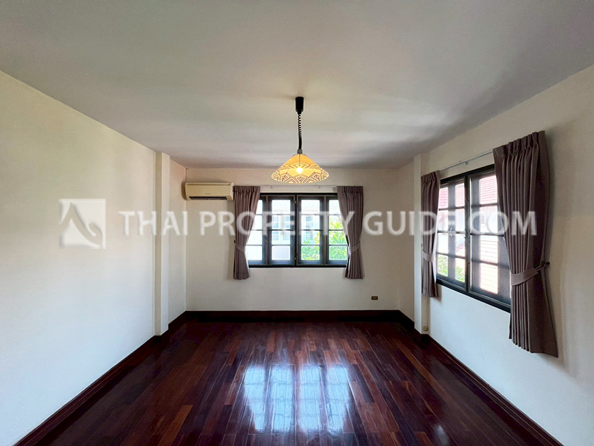 House with Shared Pool in Srinakarin 