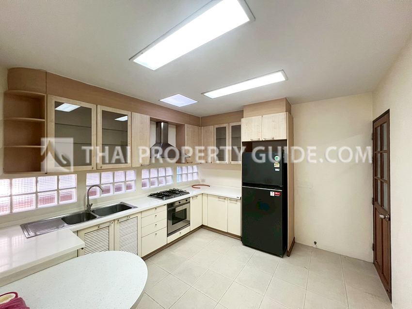 House with Shared Pool in Srinakarin 