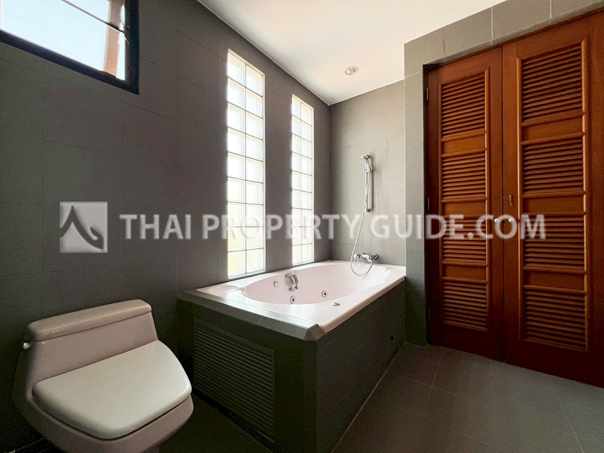 House with Shared Pool in Srinakarin 