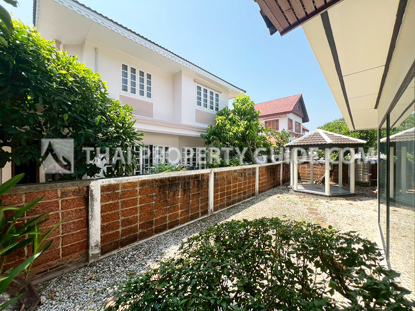 House with Shared Pool in Srinakarin 