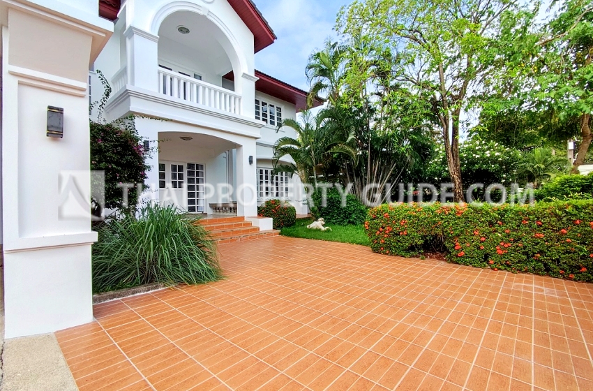 House with Shared Pool in Srinakarin 