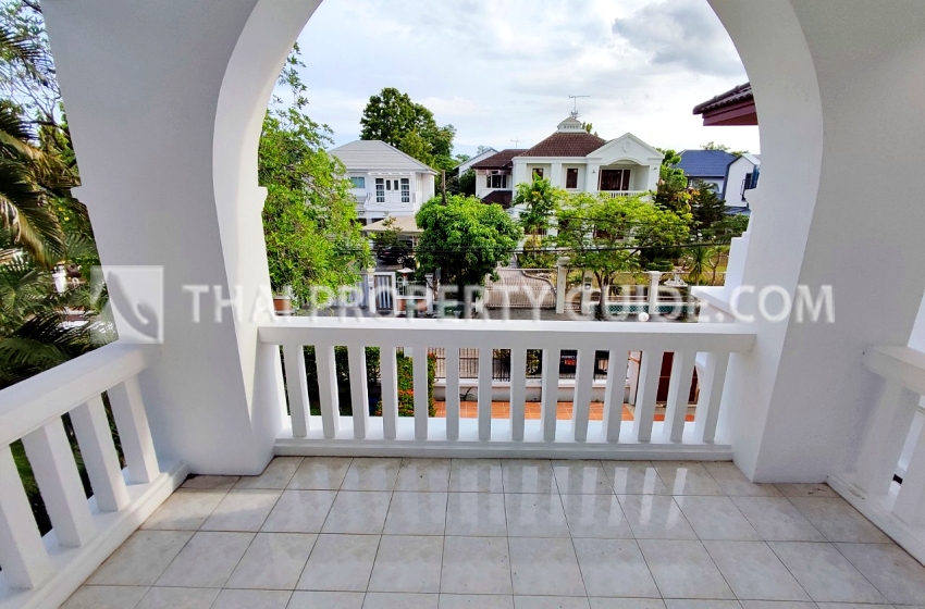 House with Shared Pool in Srinakarin 