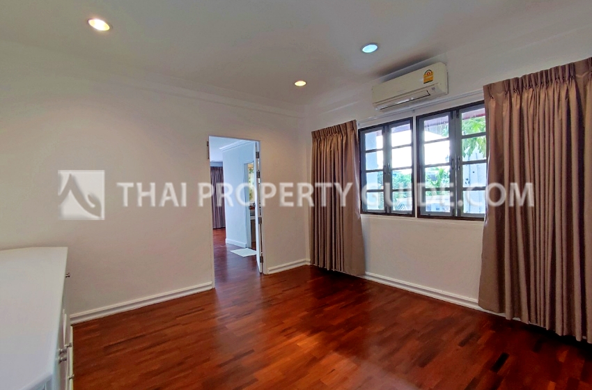 House with Shared Pool in Srinakarin 