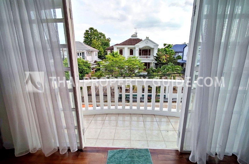 House with Shared Pool in Srinakarin 