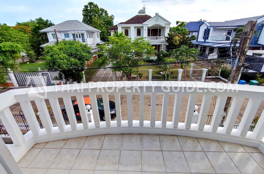 House with Shared Pool in Srinakarin 