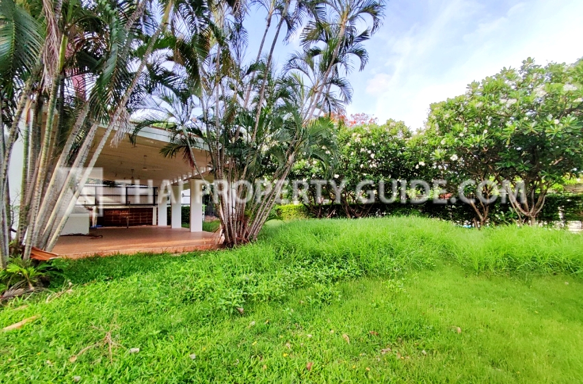 House with Shared Pool in Srinakarin 