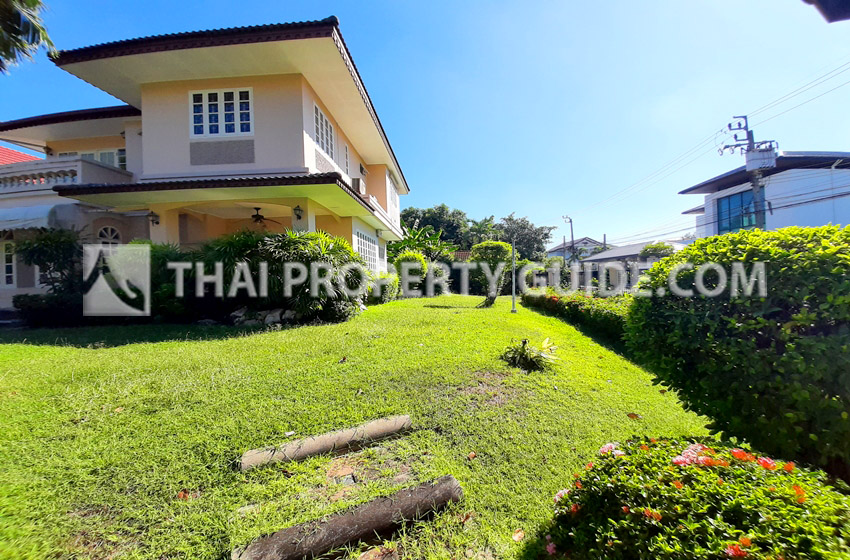 House with Shared Pool in Srinakarin 