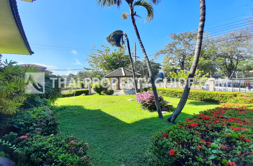 House with Shared Pool in Srinakarin 