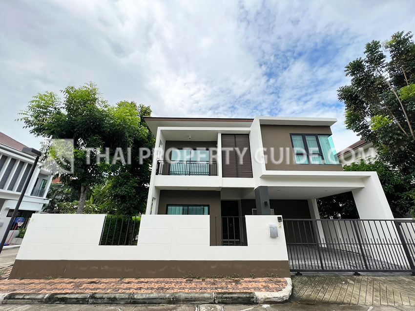 House with Shared Pool in Srinakarin 