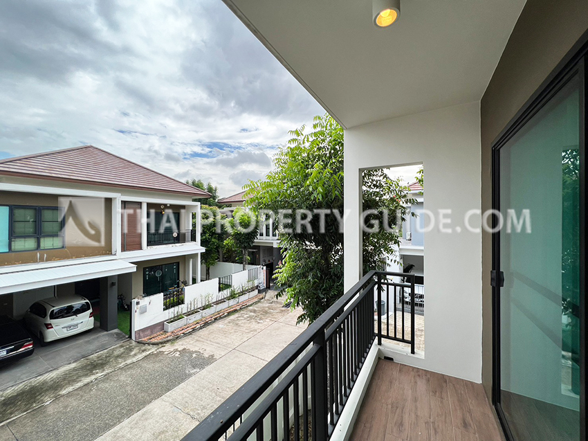 House with Shared Pool in Srinakarin 