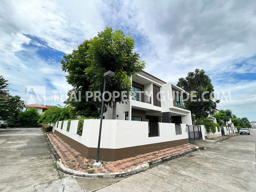 House with Shared Pool in Srinakarin 