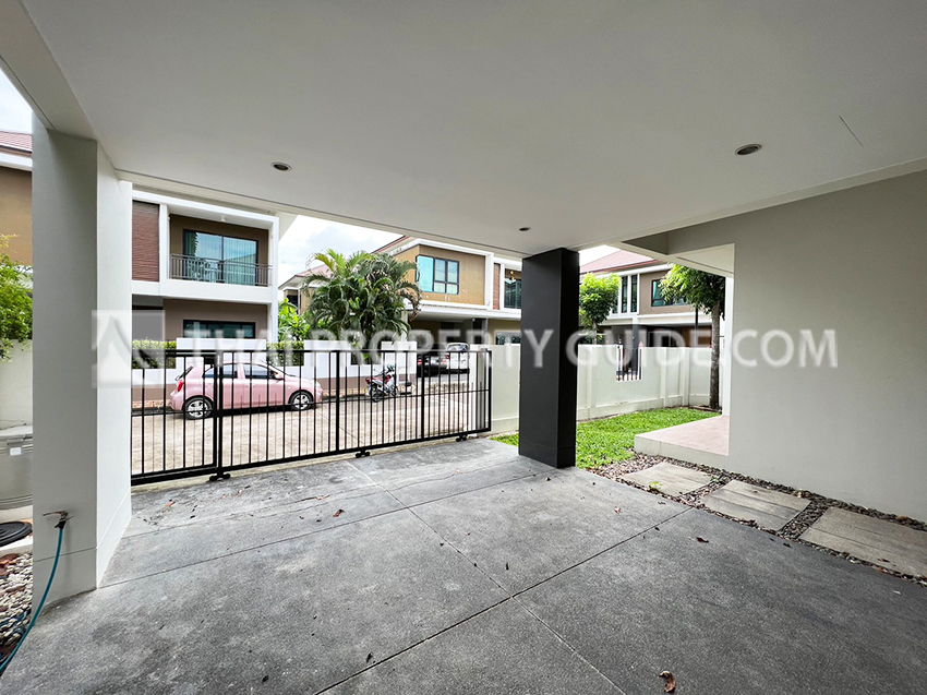 House with Shared Pool in Srinakarin 