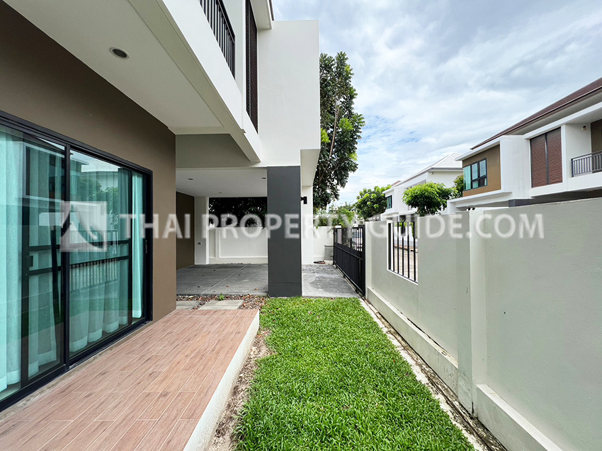 House with Shared Pool in Srinakarin 