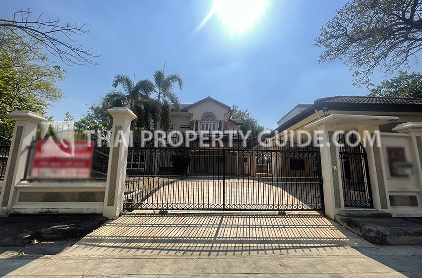 House with Shared Pool in Srinakarin 