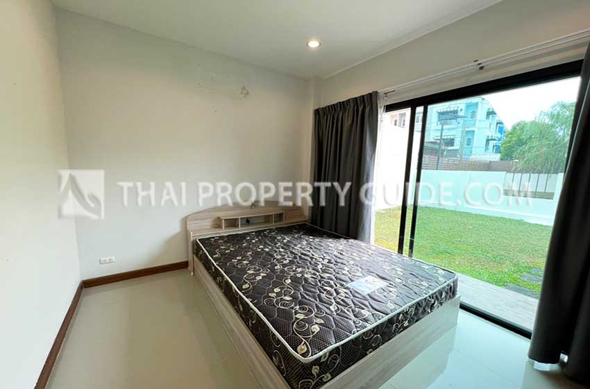 House with Shared Pool in Srinakarin 