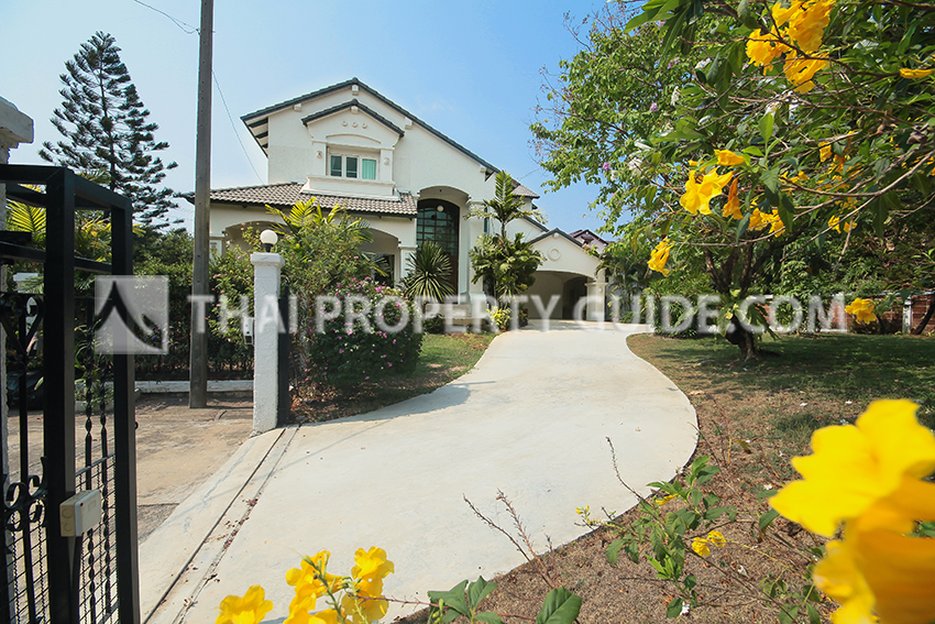 House with Shared Pool in Srinakarin 