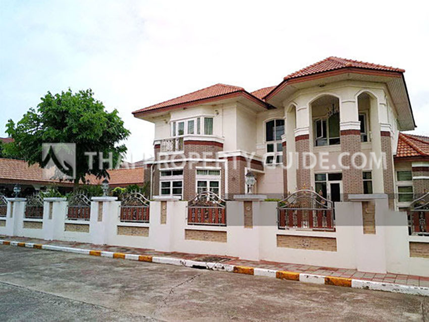 House with Shared Pool in Srinakarin 