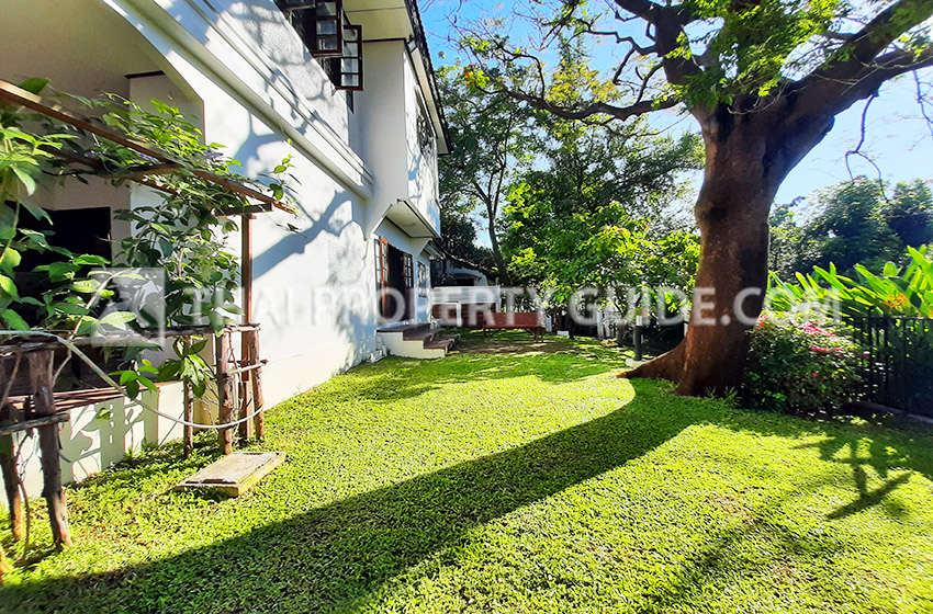 House with Shared Pool in Srinakarin 