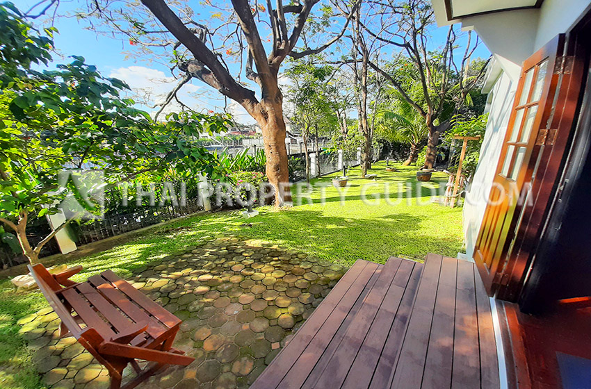 House with Shared Pool in Srinakarin 