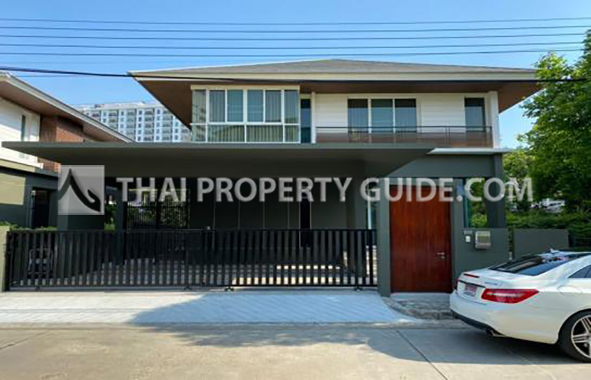 House with Shared Pool in Srinakarin 