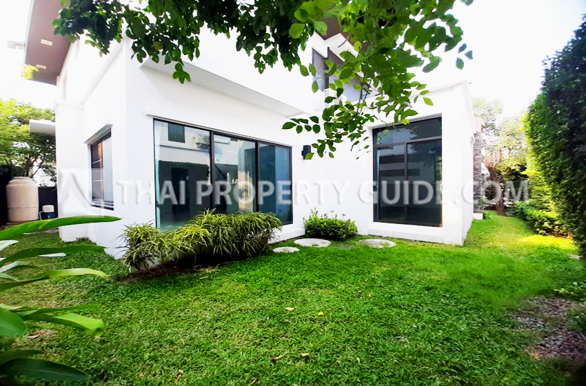 House with Shared Pool in Srinakarin 