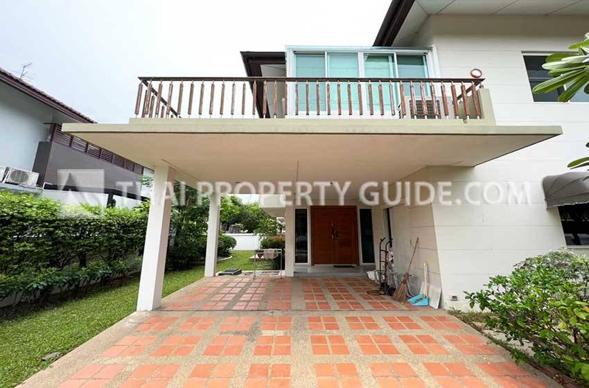 House with Shared Pool in Srinakarin 