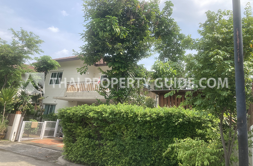 House with Shared Pool for sale in Srinakarin