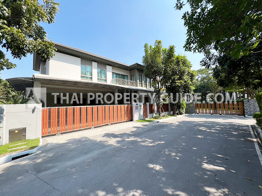 House with Shared Pool for sale in Srinakarin