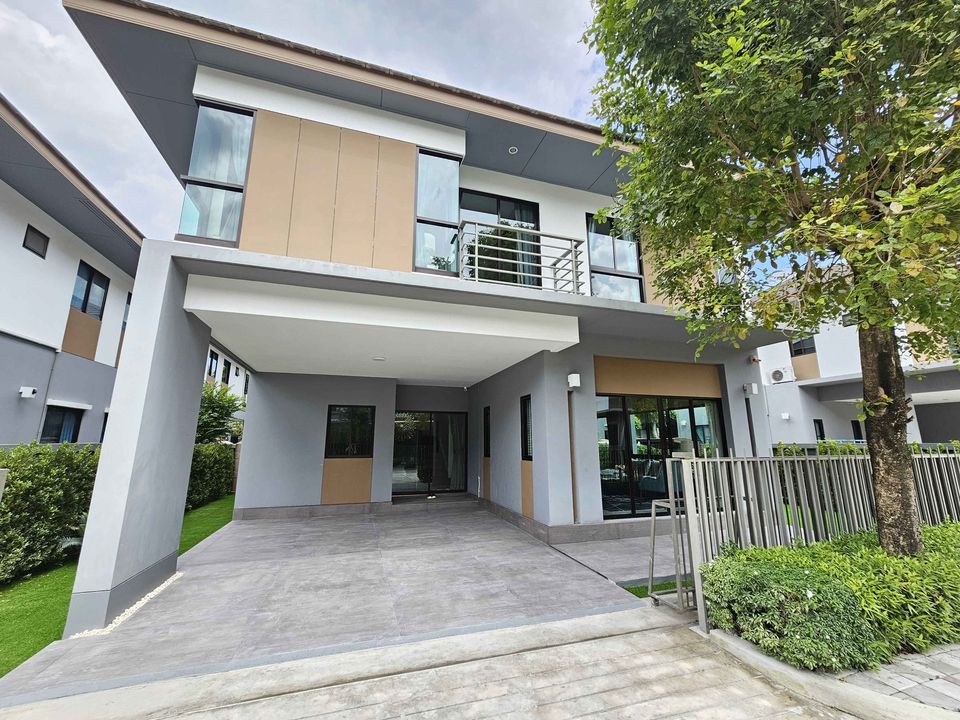 House with Shared Pool in Srinakarin