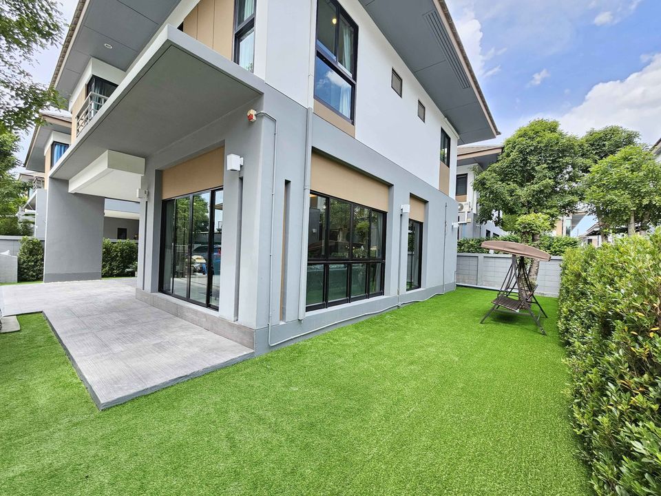 House with Shared Pool in Srinakarin 