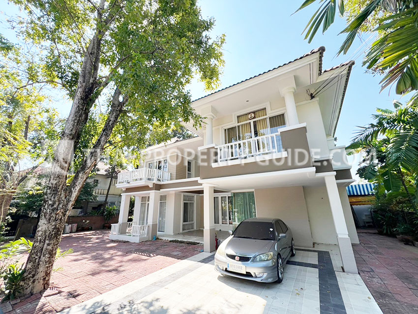 House with Shared Pool for sale in Srinakarin